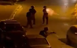 שוטר באום אל פאחם מבצע ירי לעבר רכב (צילום: צילום מסך)