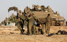 כוחות צה"ל סמוך לרצועת עזה (צילום:  REUTERS/Baz Ratner)
