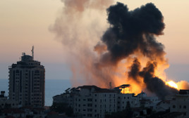 תקיפת צה"ל ברצועת עזה (צילום: REUTERS/Ibraheem Abu Mustafa)
