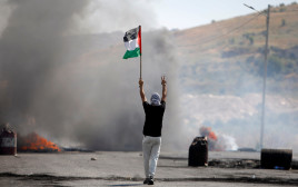פלסטינים בהפרות סדר ביהודה ושומרון (צילום: REUTERS/Raneen Sawafta)