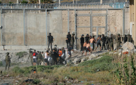 אלפי מהגרים חוצים את הגבול הספרדי-מרוקאי (צילום: REUTERS/Jon Nazca)
