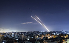 ירי רקטות (צילום: MAHMUD HAMS/AFP via Getty Images)
