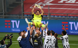 שחקני יובנטוס מניפים את ג'אנלואיג'י בופון (צילום: Alessandro Sabattini/Getty Images for Lega Serie A)