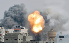 הפצצות בעזה (צילום: רויטרס)