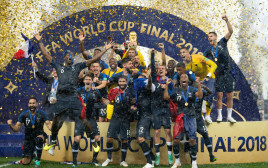 נבחרת צרפת עם גביע העולם (צילום: Matthias Hangst/Getty Images)