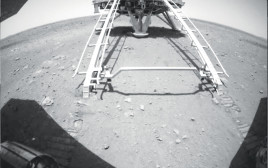גשושית המחקר הסינית על אדמת מאדים (צילום: רויטרס)
