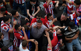 אוהדי אתלטיקו מדריד חוגגים את האליפות (צילום: OSCAR DEL POZO/AFP via Getty Images)
