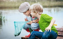 ילד עם מכשיר שמיעה