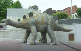 פסל הדינוזאור בו נמצאה הגופה (צילום: רויטרס)
