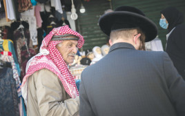 יהודי ומוסלמי בשער שכם (צילום: יונתן זינדל פלאש 90)