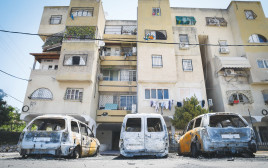 מכוניות שהוצתו במהלך המהומות בלוד (צילום: אבשלום ששוני, פלאש 90)