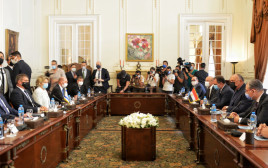 שר החוץ גבי אשכנזי ומקבילו המצרי סאמח שוקרי בארמון תחריר (צילום: משרד החוץ)