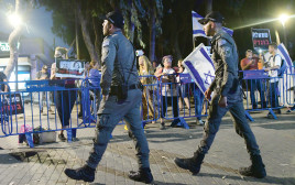 הפגנת תומכי נתניהו מול ביתה של שקד. ימים סוערים ובלתי צפויים (צילום: אבשלום ששוני, פלאש 90)