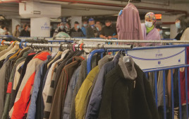 תרומת בגדים (צילום: פתחון לב)