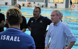 ח"כ חילי טרופר באימון נבחרת ישראל בשחייה (צילום: דוברות איגוד השחייה)