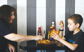 אמא ובן אוכלים ג'אנק פוד