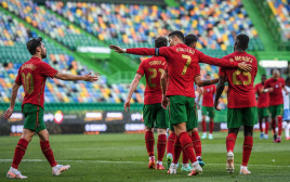 כריסטיאנו רונאלדו ושחקני נבחרת פורטוגל (צילום: PATRICIA DE MELO MOREIRA/AFP via Getty Images)