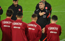 שנול גונש גם שחקני נבחרת טורקיה (צילום: INA FASSBENDER/AFP via Getty Images)