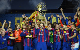 ברצלונה מניפה את גביע ליגת האלופות בכדוריד (צילום: INA FASSBENDER/AFP via Getty Images)