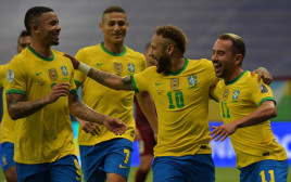 שחקני נבחרת ברזיל חוגגים (צילום: NELSON ALMEIDA/AFP via Getty Images)