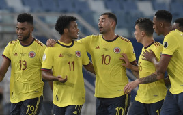 שחקני נבחרת קולומביה חוגגים (צילום: DOUGLAS MAGNO/AFP via Getty Images)