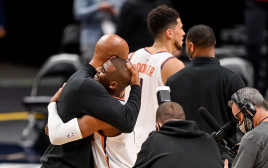 מונטי וויליאמס מחבק את כריס פול (צילום: Dustin Bradford/Getty Images)