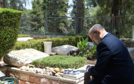 בנט עולה לקברו של עמנואל מורנו (צילום: עמוס בן גרשום, לע"מ)