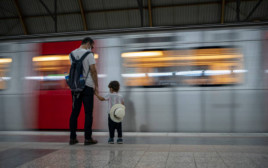 אב ובנו בתחנת רכבת, אילוסטרציה