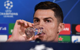 כריסטיאנו רונאלדו שותה מים (צילום: MARCO BERTORELLO/AFP via Getty Images)