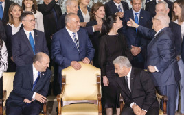 בנט לפיד והכסא הריק בבית הנשיא  (צילום: יונתן זינדל פלאש 90)