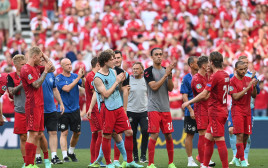 שחקני נבחרת דנמרק מודים לקהל (צילום: STUART FRANKLIN/AFP via Getty Images)
