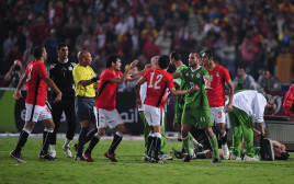 עצבים בין אלג'יריה למצרים במוקדמות מונדיאל 2010 (צילום: Clive Mason/Getty Images)