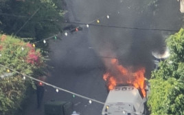 ניידת שהוצתה בדיר אל אסד