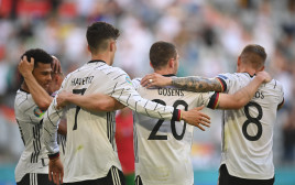 רובין גוסנס ושחקני נבחרת גרמניה (צילום: PHILIPP GUELLAND/POOL/AFP via Getty Images)