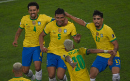 קאסמירו, ניימאר ושחקני נבחרת ברזיל (צילום: MAURO PIMENTEL/AFP via Getty Images)