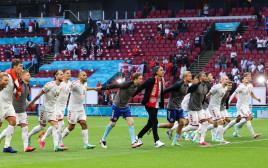 שחקני נבחרת דנמרק חוגגים העפלה לרבע (צילום: KENZO TRIBOUILLARD/POOL/AFP via Getty Images)