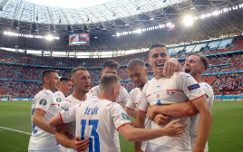 שחקני נבחרת צ'כיה חוגגים (צילום: Alex Pantling/Getty Images)
