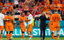 פרנק דה בור ושחקני נבחרת הולנד מאוכזבים (צילום: DARKO BANDIC/POOL/AFP via Getty Images)