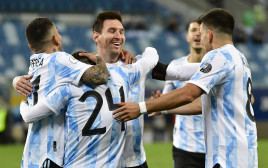 ליאו מסי ונבחרת ארגנטינה חוגגים (צילום: Rogerio Florentino/Getty Images)