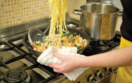 נתחי שייטל וירקות מוקפצים