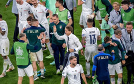 רוברטו מנצ'יני עם שחקני נבחרת איטליה (צילום: Markus Gilliar/Getty Images)
