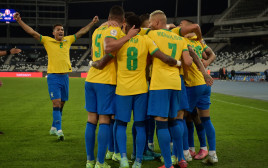 שחקני נבחרת ברזיל חוגגים (צילום: CARL DE SOUZA/AFP via Getty Images)