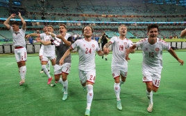 שחקני נבחרת דנמרק (צילום: Tolga Bozoglu - Pool/Getty Images)