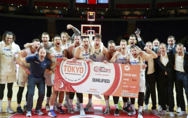 נבחרת צ'כיה חוגגת העפלה לטוקיו (צילום: FIBA)