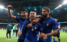 ז'ורז'יניו חוגג עם שחקני נבחרת איטליה (צילום: Carl Recine - Pool/Getty Images)