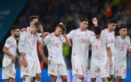 שחקני נבחרת ספרד מאוכזבים (צילום: LAURENCE GRIFFITHS/POOL/AFP via Getty Images)