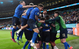 שחקני נבחרת איטליה חוגגים (צילום: JUSTIN TALLIS/POOL/AFP via Getty Images)