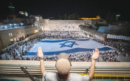 המונים חוגגים ברחבת הכותל עם דגל ישראל (צילום: יונתן זינדל, פלאש 90)
