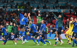 שחקני איטליה חוגגים העפלה לגמר (צילום: JUSTIN TALLIS/POOL/AFP via Getty Images)