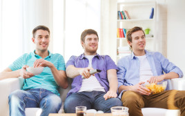 מנשנשים מול הטלוויזיה (אילוסטרציה)